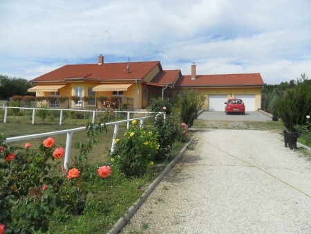 Reitschule mit Landhaus und wirtschaftlichen Gebäuden